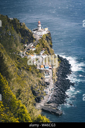 Spectaculaire vue sur le phare sur Ponta do Arnel, Nordeste, l'île de São Miguel, Açores, Portugal Banque D'Images