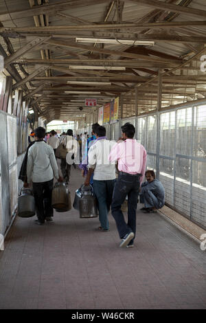 Passagers marchant sur le pont roulant Banque D'Images