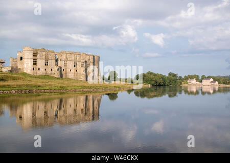 Château de Carew et moulin à marée, Pembrokeshire, Pays de Galles, Royaume-Uni Banque D'Images