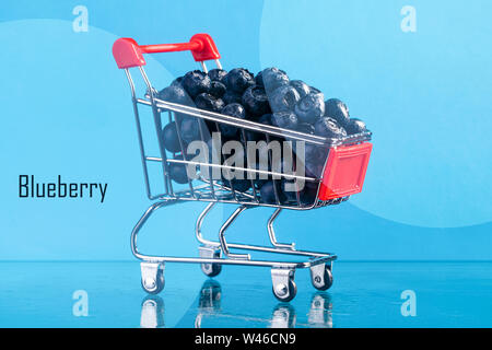 Mise en page créative à base de produits frais de bleuets biologiques dans un mini-panier de bleuets, d'aliments végétariens sains Banque D'Images
