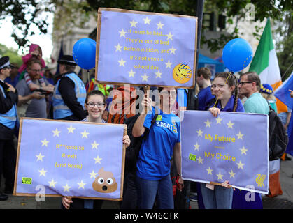 Veuillez PRENDRE NOTE DES ÉDITEURS SUR LA LANGUE DES SIGNES Pro-European partisans du syndicat se rassembler dans le centre de Londres, à l'avant de la Marche pour le changement. Banque D'Images