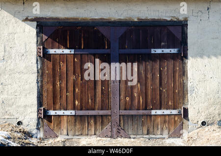 Porte de garage en bois foncé Banque D'Images