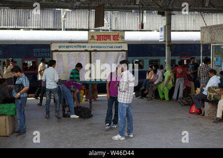 Passagers à une plate-forme centrale, Kanpur, Kanpur, Uttar Pradesh, Inde Banque D'Images