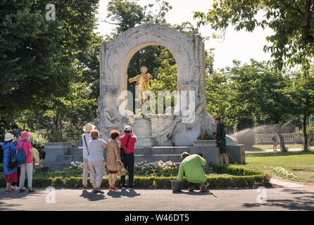 Les touristes au site commémoratif de Johann Strauss, tandis que les jardiniers maintenir motifs, Stadtpark, un parc public du 19ème siècle à Vienne, Autriche. Banque D'Images