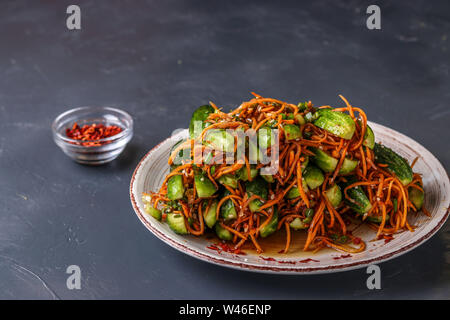 Coréen Traditionnel kimchi de concombre concombres farcis au snack : carottes, oignons, ail et sésame, légumes fermentés, photo horizontale, dar Banque D'Images