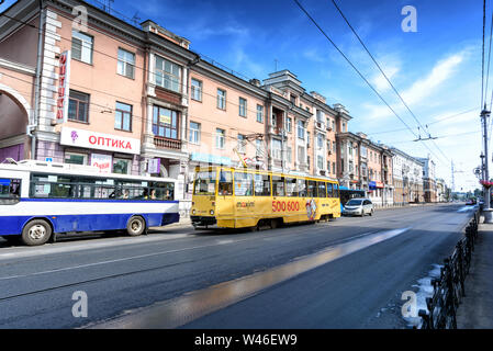 Irkoutsk, en Russie, en juillet, 6, 2019. Tramway et bus avec publicité passant sur la rue Lénine Banque D'Images