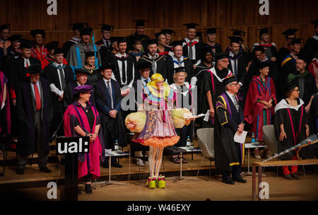 Londres, Royaume-Uni. 19 juillet 2019. Grayson Perry en tant que Chancelière de l'Université des Arts de Londres ( UAL ) au deuxième degré, cérémonie de remise de prix au Royal Festival Hall-19 Juillet 2019 L'artiste Grayson Perry, CBE, RA, comme chancelier de l'UAL volé avec des collègues d'UAL Turner Prize-winning artist et UAL Chancelier Grayson Perry a débuté son nouveau chancelier 2019 robes conçues spécialement pour lui par London College of Fashion ma conception de costumes pour les performances, étudiant Terrinoni Rachele. Crédit : BRIAN HARRIS/Alamy Live News Banque D'Images