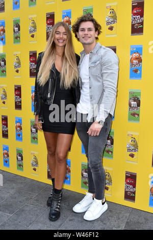 Arabella Chi et Joe Garratt assister à la M&M's se coincer dans l'événement de lancement à Londres. Banque D'Images