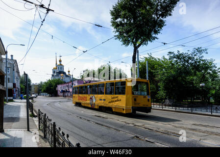 Irkoutsk, en Russie, en juillet, 6, 2019. Avec le tram passant à proximité d'annonce Harlampievskaya l'Archange Michael Church Banque D'Images