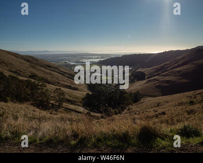 Journée ensoleillée en haut de collines, le port de Christchurch allée cavalière de la voie à Rapaki Lyttleton avec vue sur Ferrymead et Charlesworth Banque D'Images