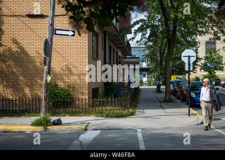 Un homme marche dans une rue résidentielle de Montréal, Québec, Canada. Banque D'Images