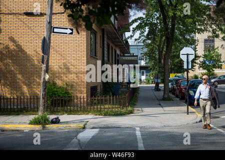 Un homme marche dans une rue résidentielle de Montréal, Québec, Canada. Banque D'Images