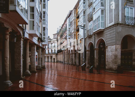 Street désertée par la pluie Banque D'Images