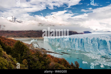 Forêt d'automne, les nuages et le spectaculaire glacier Perito Moreno. Le lac Argentino. Province de Santa Cruz, en Argentine. L'Amérique du Sud Banque D'Images