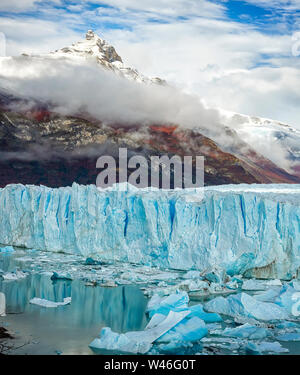 Iceberg reflet dans le lac Argentino. Le Glacier Perito Moreno. Province de Santa Cruz, en Argentine. Andes Banque D'Images