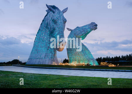 Les Kelpies sculptures tête de cheval géant mythique de l'esprits de l'eau à côté de la Forth et Clyde Canal une partie du projet de transformation des terres Helix Banque D'Images