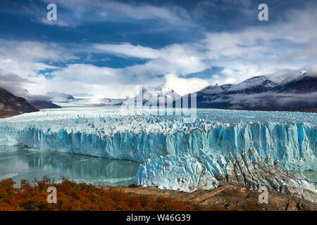 Le Glacier Perito Moreno est un glacier situé dans le Parc National Los Glaciares, en Argentine. L'automne en Patagonie. Andes Banque D'Images