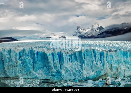 Le Glacier Perito Moreno est un glacier de fusion situé dans le Parc National Los Glaciares, en Argentine. L'automne en Patagonie. Andes, l'Amérique du Sud Banque D'Images