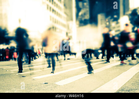 Image floue des piétons se déplaçant sur zebra piétons situé à ville surpeuplée. Tilt Shift, résumé contexte urbain. Hong Kong Banque D'Images