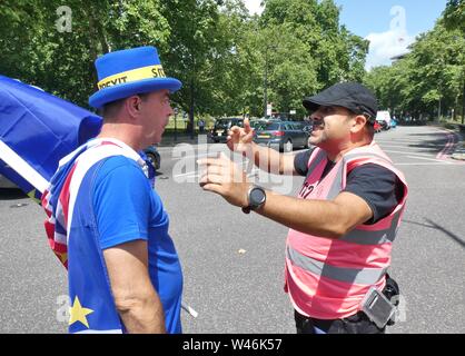 Londres, Royaume-Uni. 20 juillet, 2019. Arch remainer Steve Bray, en retard pour le pro anti restent Boris mars est exhorté par un délégué syndical de ne pas franchir occupé Park Lane par un délégué syndical concerné pour la sécurité publique.Crédit : Brian Minkoff/Alamy Live News Banque D'Images