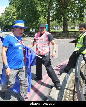 Londres, Royaume-Uni. 20 juillet, 2019. Arch remainer Steve Bray, en retard pour le pro anti restent Boris mars est exhorté par un délégué syndical de ne pas franchir occupé Park Lane par un délégué syndical concerné pour la sécurité publique.Crédit : Brian Minkoff/Alamy Live News Banque D'Images