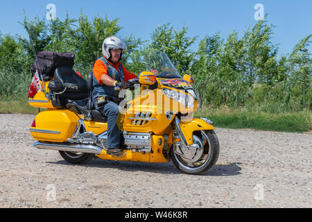 Biker moteur Honda Goldwing de prendre une route à travers la Hongrie Banque D'Images