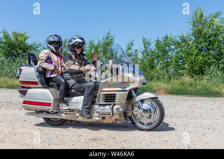 Les motards moteur Honda Goldwing de prendre une route à travers la Hongrie Banque D'Images