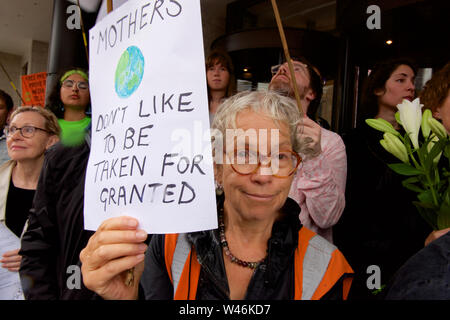 Kensington, London, UK. 19 juillet 2019. Manifestation devant les bureaux de Daily Mail à Kensington, Londres à appeler pour les journaux de dire la vérité au sujet de l'ampleur de l'urgence climatique. 19/07/19 Gareth Morris Crédit : Gareth Morris/Alamy Live News Banque D'Images