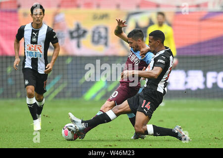 Argentine football Manuel Lanzini de West Ham United F.C. et joueur de football anglais Isaac Hayden de Newcastle United F.C. ruée pour la balle durant le match de troisième place de Premier League Europe trophée au stade de football de Hongkou à Shanghai, Chine, le 20 juillet 2019. Newcastle United bat West Ham United avec un 1-0. Banque D'Images