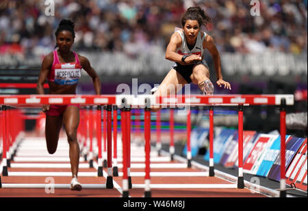 USA's Tiffani McReynolds (à gauche) et la société britannique Yasmin Miller dans le Women's 100m haies 2 la chaleur au cours de la première journée de l'IAAF Diamond League Londres répondre à la London Stadium. Banque D'Images