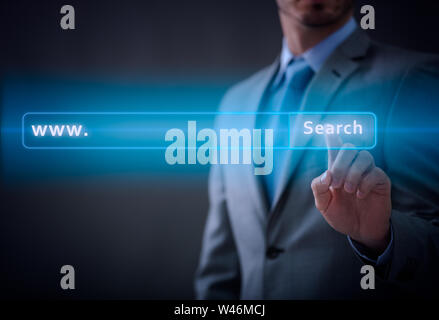 Businessman pushing virtual search bar Banque D'Images