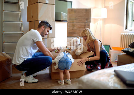 Famille heureuse de déballer les cartons dans leur nouvelle maison Banque D'Images