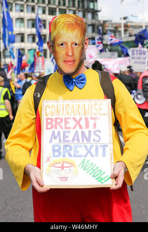 Londres, Royaume-Uni 20 Juillet 2019 - Un manifestant portant candidat direction du parti conservateur BORIS JOHNSON (C) masque de visage comme Pro manifestants de l'Union européenne prendre part à l'ÒNo à Boris. Oui à EuropeÓ mars dans le centre de Londres. Credit : Dinendra Haria/Alamy Live News Banque D'Images