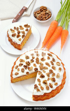 Des carottes et carottes gâteau sur tableau blanc Banque D'Images