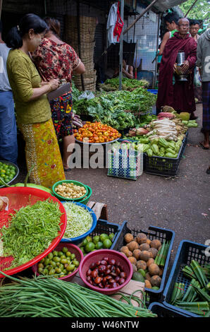 Myanmar Birmanie aka Thanlyin,. Le plus grand port du pays, Thilawa. Marché de produits locaux. Vendeur de légumes. Banque D'Images