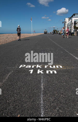 Peintes sur la prom disant 'Park' 1km run sur front de Worthing, Royaume-Uni Banque D'Images