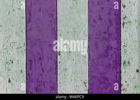 Sale vieux tablettes peintes trois étagères blanches deux étagères violet la peinture s'écaille il Banque D'Images