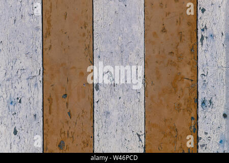 Ancienne en bois peint trois étagères étagères blanches deux conseils la peinture marron écaille il Banque D'Images