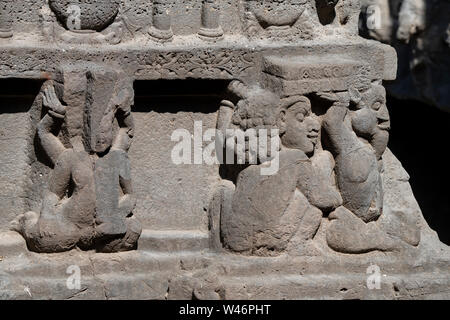 L'Inde, Maharashtra, Goa, les grottes d'Ellora. 16 grotte Kailasa Temple Kailasanatha, aka entièrement taillée d'une seule roche. Détail de nain carv ornementé Banque D'Images