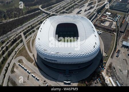 Munich, Allemagne. Mar 29, 2019. L'Allianz Arena, prises depuis un hélicoptère. Credit : Sina Schuldt/dpa/Alamy Live News Banque D'Images