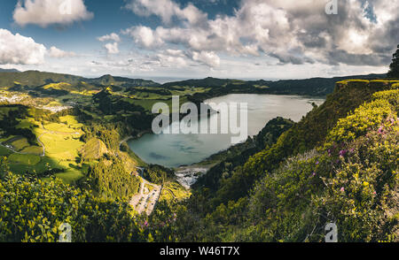 Paysage panoramique avec vue aérienne sur le magnifique lac de cratère bleu vert et Lagoa das Furnas Furnas village volcanique avec une zone thermale. Sao Miguel Banque D'Images