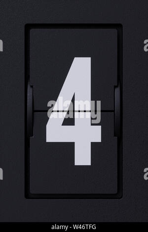 Mécanique de l'aéroport d'un tableau de bord chiffres font. Vue avant 4 caractères numéro blanc sur fond sombre 4. Le rendu 3d illustration Banque D'Images