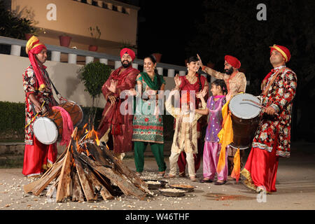 Fête de la famille à Lohri, Punjab, Inde Banque D'Images