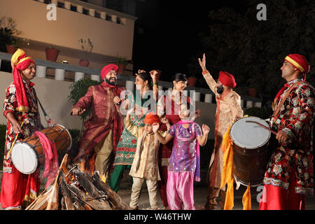 Famille indienne célébrant Lohri festival, Punjab, India Banque D'Images