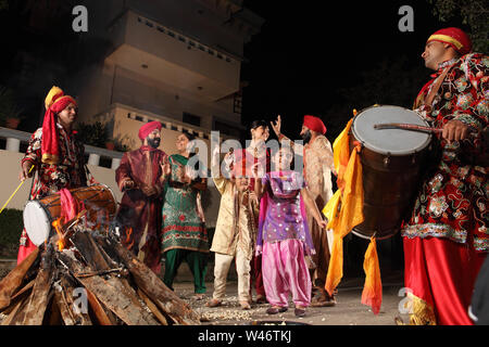 Fête de la famille à Lohri, Punjab, Inde Banque D'Images