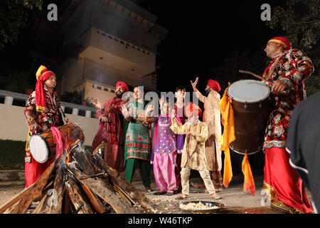 Fête de la famille à Lohri, Punjab, Inde Banque D'Images