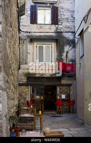 Scène de rue ; les bâtiments anciens ; étroite ; seulement pour piétons ; restaurant, tables, chaises, le palais de Dioclétien ; 4ème siècle forteresse romaine ruines ; UNESCO World Banque D'Images