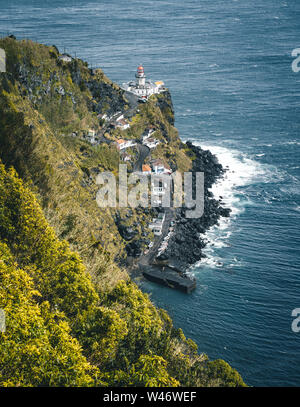 Spectaculaire vue sur le phare sur Ponta do Arnel, Nordeste, l'île de São Miguel, Açores, Portugal Banque D'Images