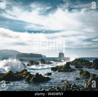 Açores, de grosses vagues s'écraser sur roche volcanique noire sur l'océan Atlantique dans la côte de l'île de Faial, dans les Açores, Portugal Banque D'Images