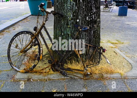 Bikes sortit de la ville par le canal des nettoyeurs et désireux d'être ramassés par la corbeille Banque D'Images